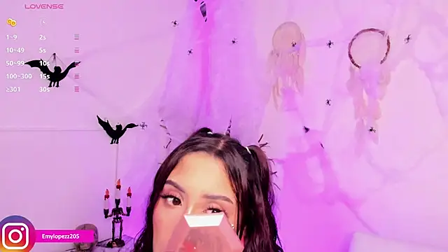 Emylopezz online show from October 26, 2025, 11:05 pm