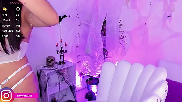 Emylopezz online show from October 23, 2025, 8:18 pm