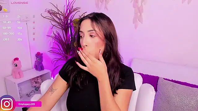 Emylopezz online show from November 5, 2025, 8:56 pm