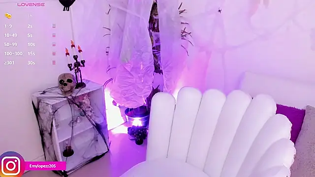 Emylopezz online show from October 17, 2025, 8:21 pm