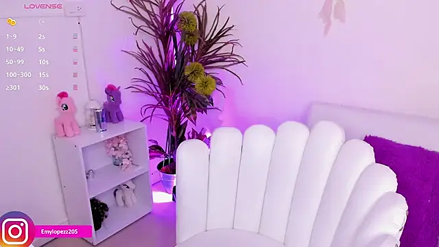 Emylopezz online show from November 30, 2025, 2:40 pm