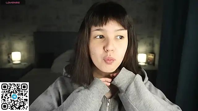 CrimsonLily online show from September 30, 2025, 7:36 am