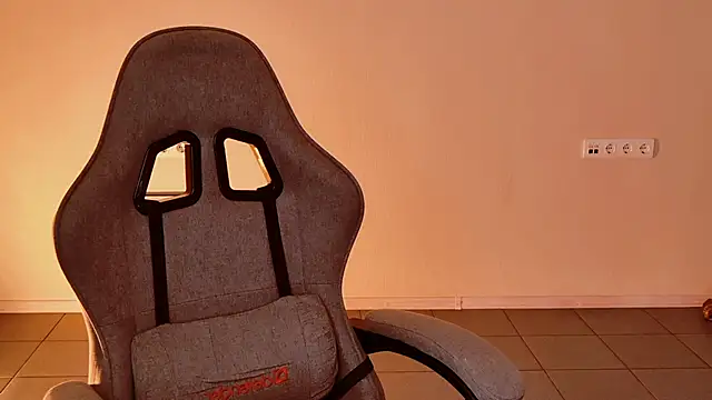 Snapshot of Yoka_paradoXXX chatting on February 18, 2026, 9:06 am Yoka paradoXXX online show from February 18, 2026, 9:06 am