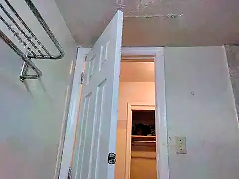 nakedgarbageperson online show from July 10, 2026, 9:31 am