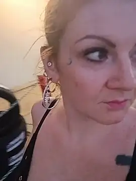 nakedgarbageperson online show from June 26, 2026, 12:11 pm
