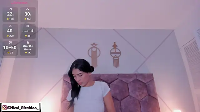 nicol giraldoo online show from April 7, 2026, 3:52 am