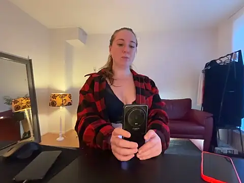 MazySunny online show from November 30, 2025, 8:04 am