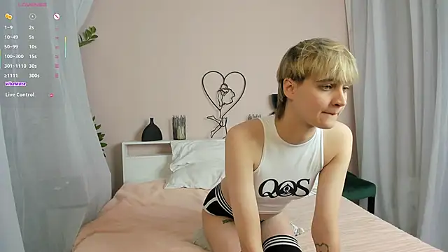 Snapshot of Astrellia chatting on October 16, 2025, 10:56 am Astrellia online show from October 16, 2025, 10:56 am