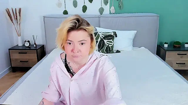 TracyCurtis online show from October 8, 2025, 5:31 am