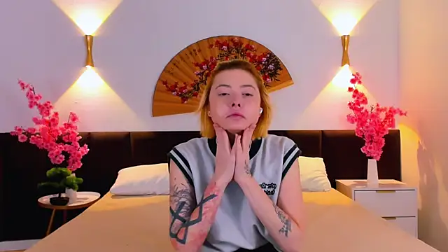 TracyCurtis online show from September 25, 2025, 5:57 am