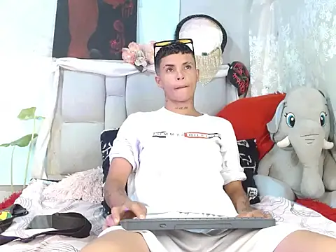 Snapshot of Dorland777 chatting on November 28, 2025, 12:33 am Dorland777 online show from November 28, 2025, 12:33 am