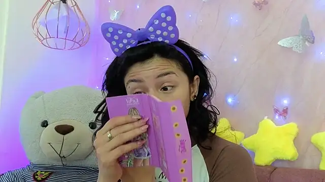 Snapshot of april_bennett chatting on November 27, 2025, 1:00 pm april bennett online show from November 27, 2025, 1:00 pm