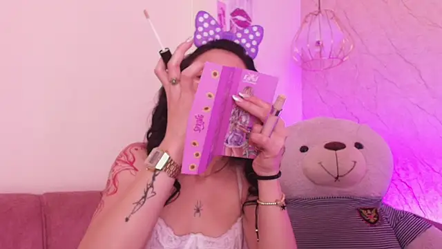 Snapshot of april_bennett chatting on November 6, 2025, 12:31 pm april bennett online show from November 6, 2025, 12:31 pm