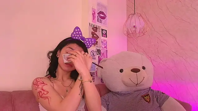 Snapshot of april_bennett chatting on November 17, 2025, 12:20 pm april bennett online show from November 17, 2025, 12:20 pm