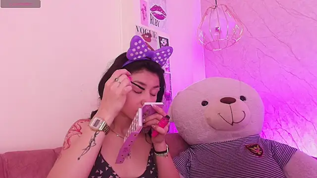 Snapshot of april_bennett chatting on November 5, 2025, 12:19 pm april bennett online show from November 5, 2025, 12:19 pm