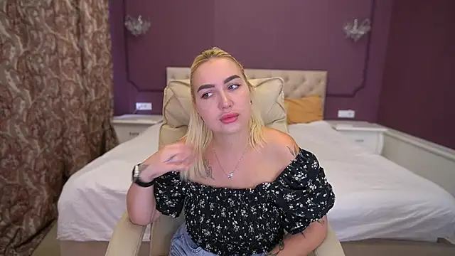 Snapshot of MariellaVV chatting on September 10, 2025, 8:13 am MariellaVV online show from September 10, 2025, 8:13 am