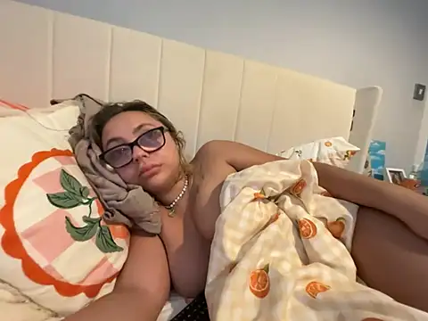 Snapshot of petitelucyXoxx chatting on June 24, 2026, 4:33 am petitelucyXoxx online show from June 24, 2026, 4:33 am