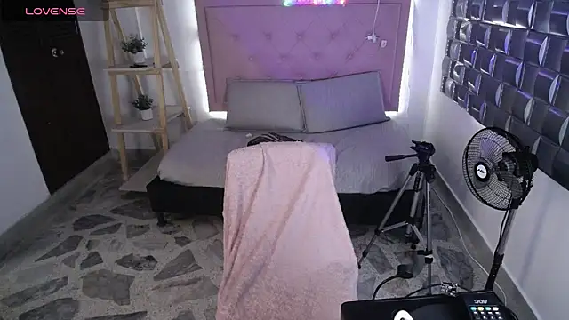 Dulce  Lovee online show from December 22, 2025, 7:36 pm