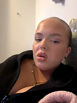 Snapshot of prettycocomae chatting on October 14, 2025, 9:15 pm prettycocomae online show from October 14, 2025, 9:15 pm