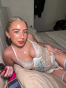 Snapshot of BlondeBetty chatting on February 22, 2026, 5:58 pm BlondeBetty online show from February 22, 2026, 5:58 pm