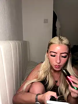 Snapshot of BlondeBetty chatting on December 17, 2025, 9:36 am BlondeBetty online show from December 17, 2025, 9:36 am