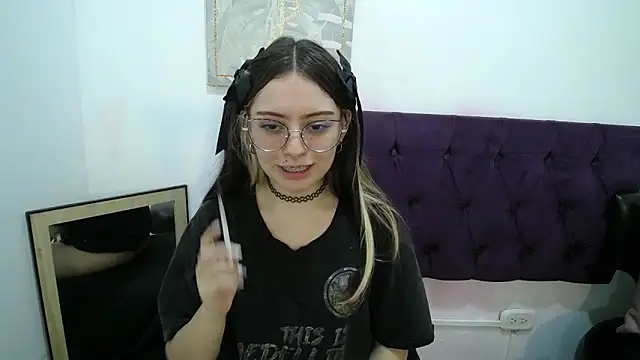 SofiaKitty-love online show from December 5, 2025, 6:28 pm