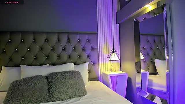 LunaBloomn online show from November 27, 2025, 5:02 pm