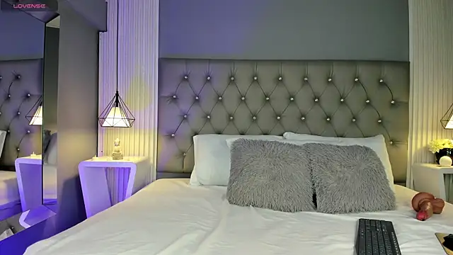 LunaBloomn online show from November 22, 2025, 5:01 pm