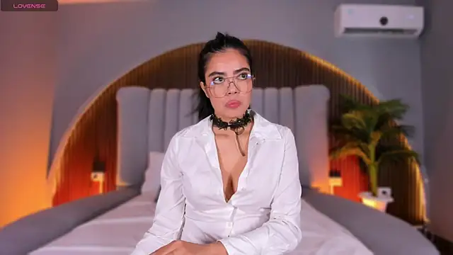 Snapshot of Isabellax21 chatting on February 18, 2026, 4:10 am Isabellax21 online show from February 18, 2026, 4:10 am