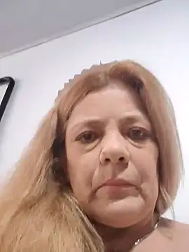Casandra Cruz online show from October 4, 2025, 1:34 pm