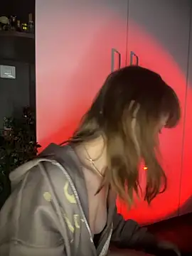 BabyBee  online show from October 27, 2025, 12:28 pm