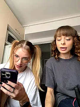 BabyBee  online show from October 12, 2025, 12:39 pm