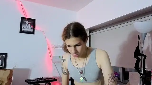 cuddlyavenue online show from November 18, 2025, 3:10 am