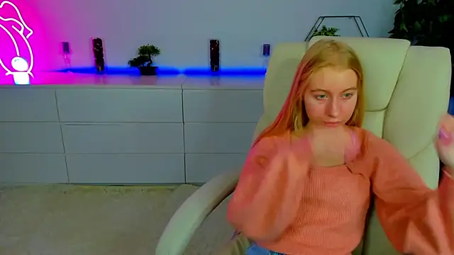 Snapshot of Alina_Blonde chatting on October 12, 2025, 5:42 am Alina Blonde online show from October 12, 2025, 5:42 am