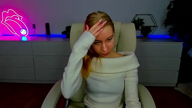 Snapshot of Alina_Blonde chatting on November 13, 2025, 6:50 am Alina Blonde online show from November 13, 2025, 6:50 am