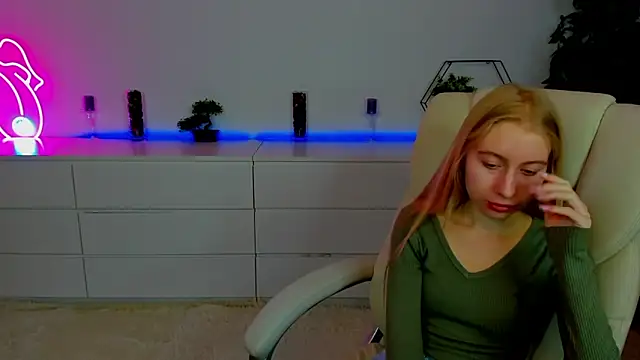 Snapshot of Alina_Blonde chatting on October 15, 2025, 5:39 am Alina Blonde online show from October 15, 2025, 5:39 am