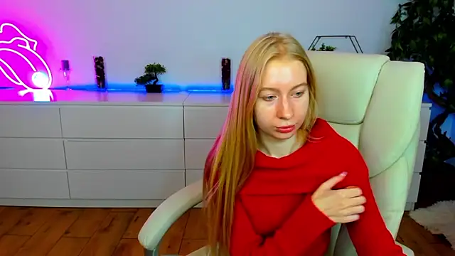 Snapshot of Alina_Blonde chatting on November 8, 2025, 7:01 am Alina Blonde online show from November 8, 2025, 7:01 am