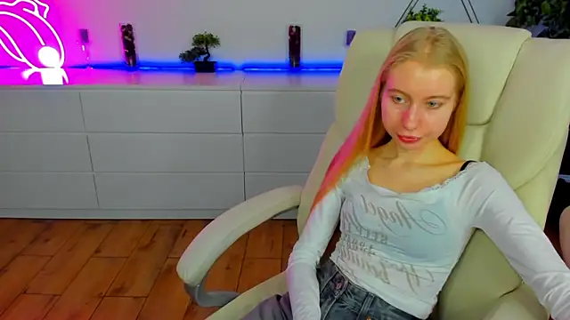 Snapshot of Alina_Blonde chatting on November 24, 2025, 6:35 am Alina Blonde online show from November 24, 2025, 6:35 am