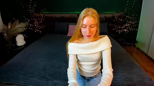 Snapshot of Alina_Blonde chatting on October 25, 2025, 6:34 am Alina Blonde online show from October 25, 2025, 6:34 am