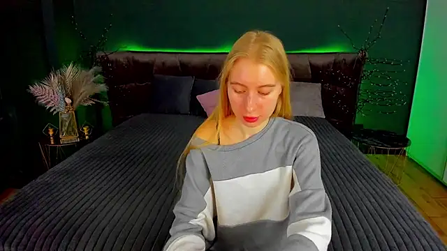 Snapshot of Alina_Blonde chatting on October 9, 2025, 5:41 am Alina Blonde online show from October 9, 2025, 5:41 am