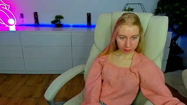 Snapshot of Alina_Blonde chatting on November 12, 2025, 6:39 am Alina Blonde online show from November 12, 2025, 6:39 am