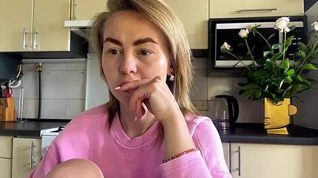 Snapshot of MartaLuna_ chatting on May 27, 2026, 8:54 am MartaLuna online show from May 27, 2026, 8:54 am