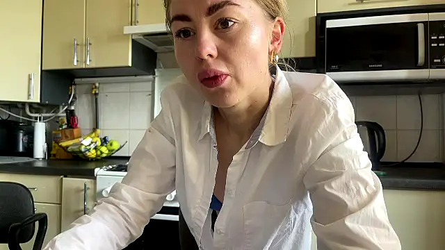 Snapshot of MartaLuna_ chatting on April 26, 2026, 8:11 am MartaLuna online show from April 26, 2026, 8:11 am
