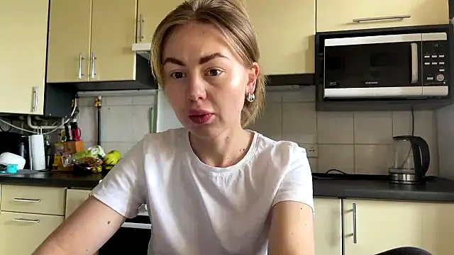 Snapshot of MartaLuna_ chatting on May 2, 2026, 10:31 am MartaLuna online show from May 2, 2026, 10:31 am