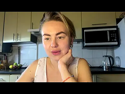 MartaLuna  online show from April 1, 2026, 8:28 pm