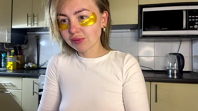 Snapshot of MartaLuna_ chatting on May 6, 2026, 8:24 pm MartaLuna online show from May 6, 2026, 8:24 pm