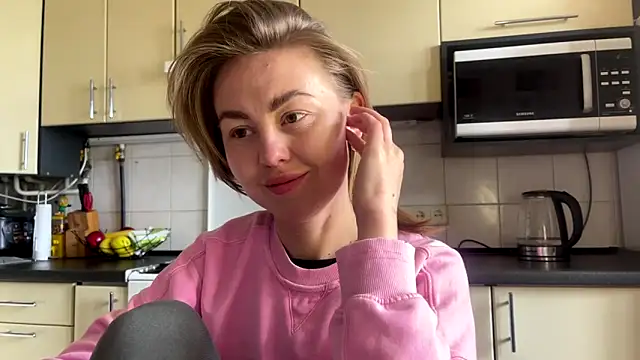 Snapshot of MartaLuna_ chatting on April 22, 2026, 9:05 am MartaLuna online show from April 22, 2026, 9:05 am