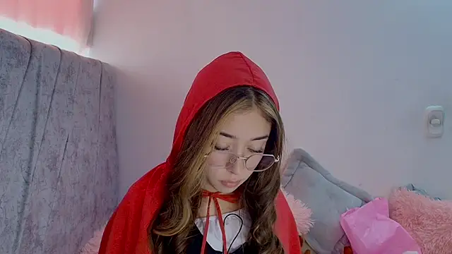 kimmy vegga2 online show from October 31, 2025, 4:58 pm