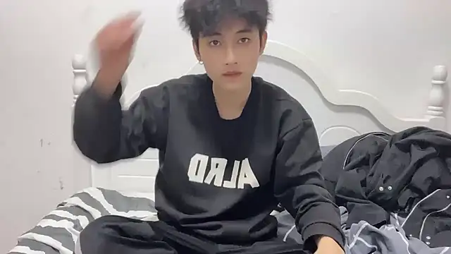 yangyang-2563 online show from September 21, 2025, 1:05 pm