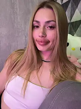 Snapshot of Elizabeth_Tay chatting on June 4, 2026, 7:40 pm Elizabeth Tay online show from June 4, 2026, 7:40 pm
